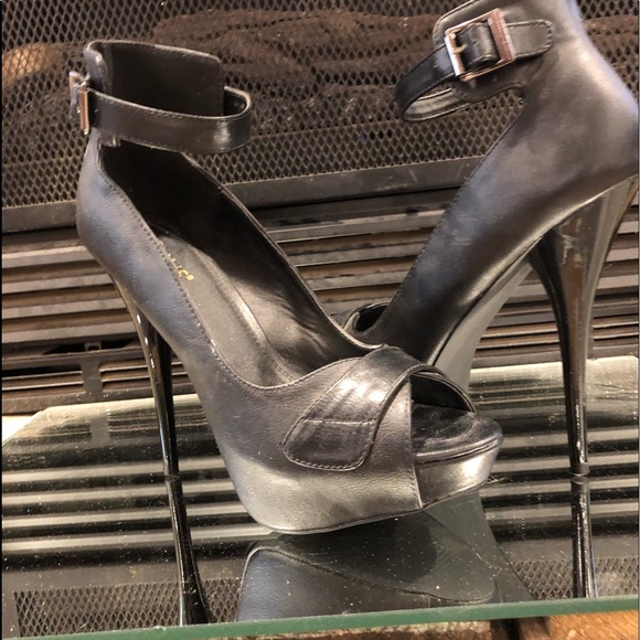 VENUS Shoes - Venus black peep..